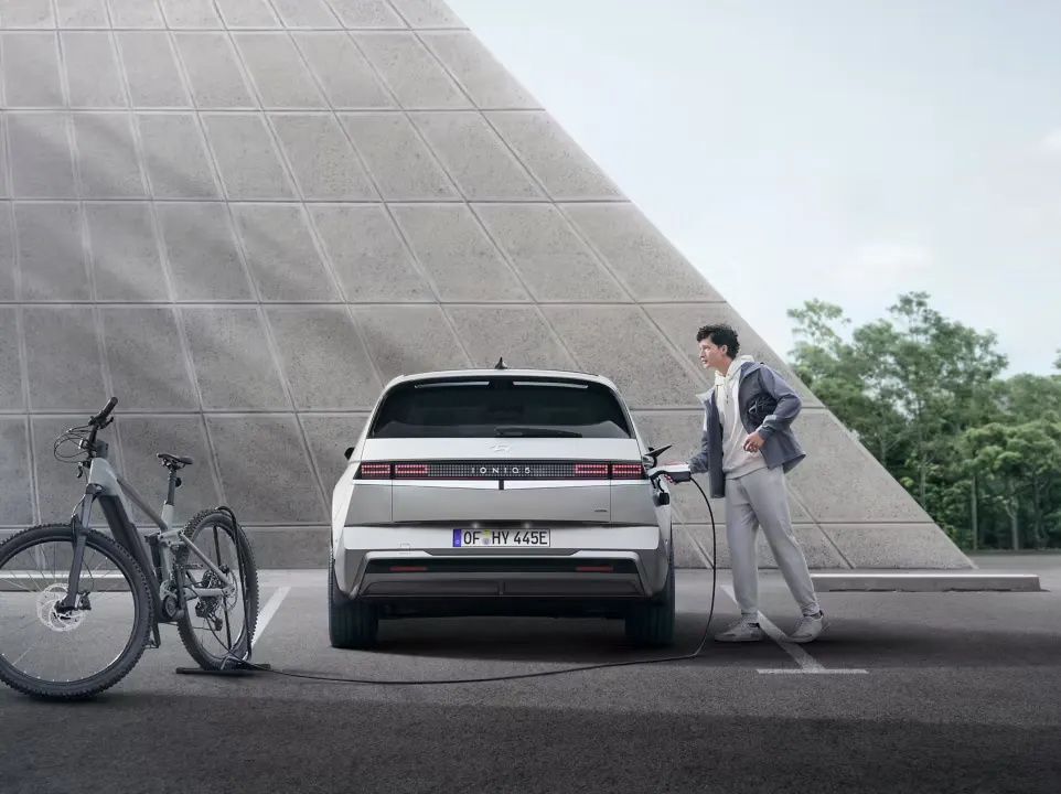 Hyundai Ioniq 5 : le Monsieur peut recharger sa voiture et son vélo électrique