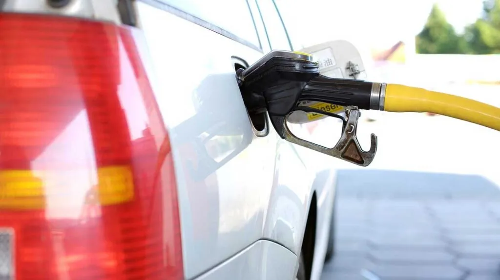 Un pistolet à essence insérée dans une voiture