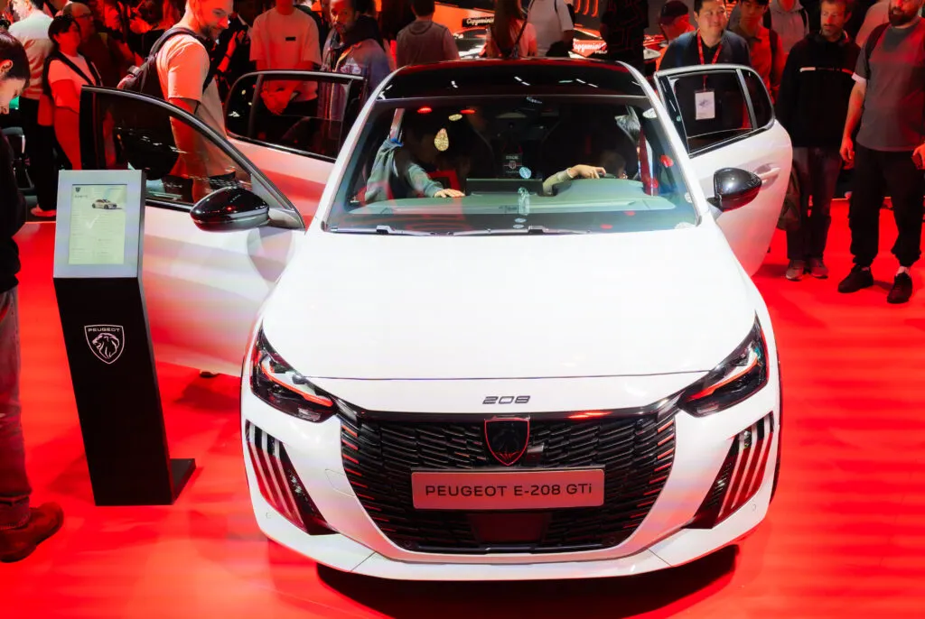 Design extérieur Peugeot E-208 GTi blanche