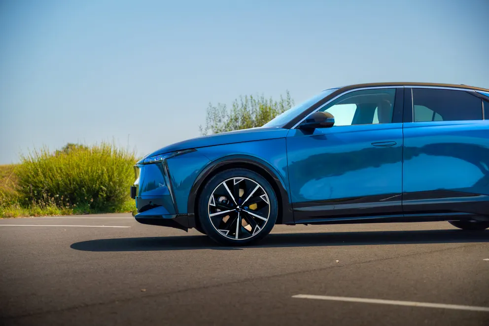 De grandes roues de 740 mm de diamètre, des poignées de porte affleurantes