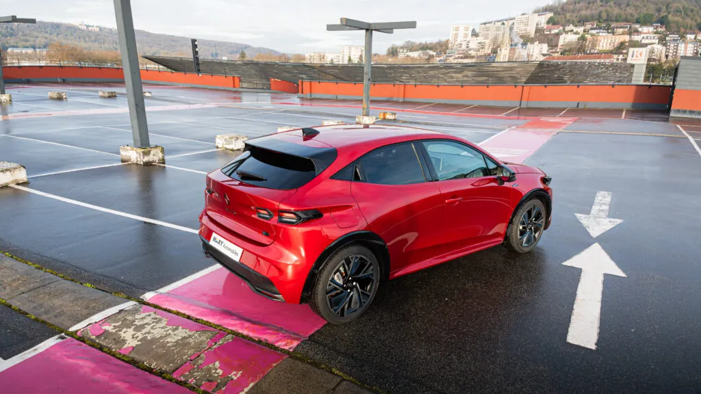 Vue de la nouvelle clio 6 arrière sur un parking