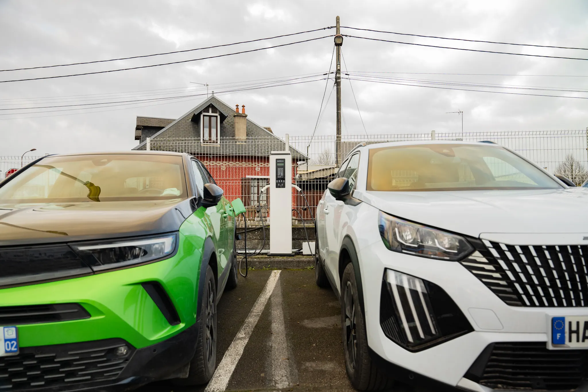 Voitures électriques qui rechargent
