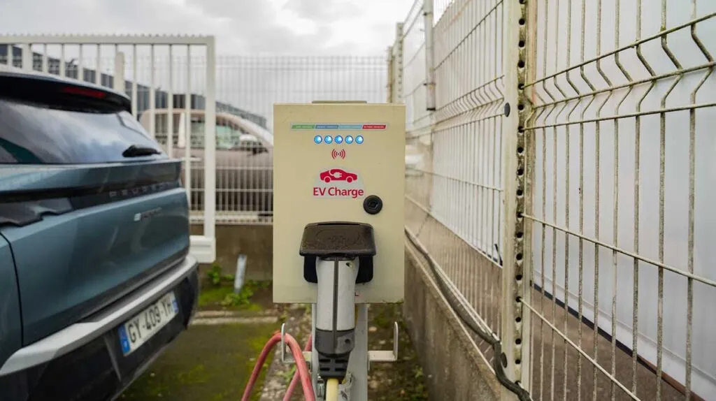 Une borne de recharge dans un parc automobile d'une concession