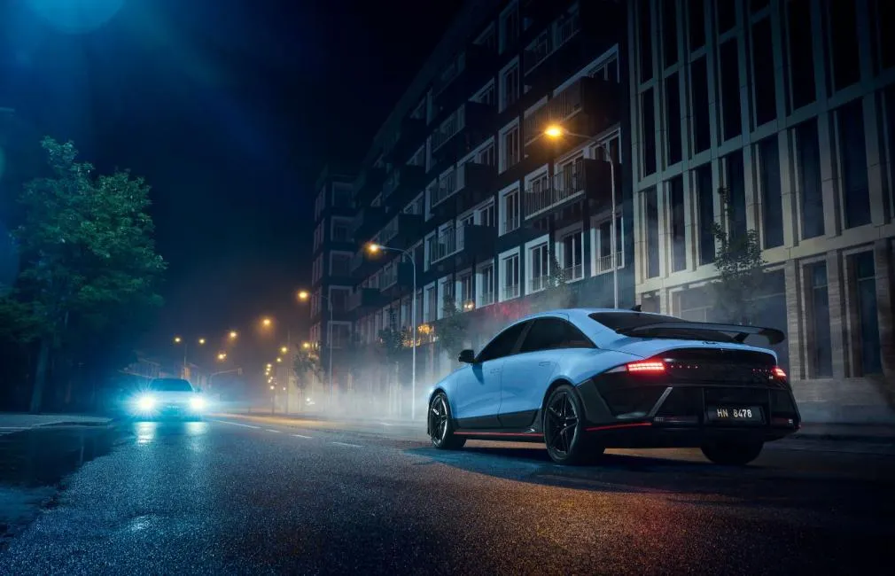 Découvrez la Hyundai Ioniq 6 N 2026 la nuit vue arrière
