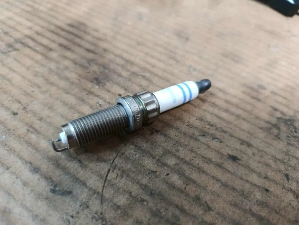 une bougie d'allumage de moteur essence