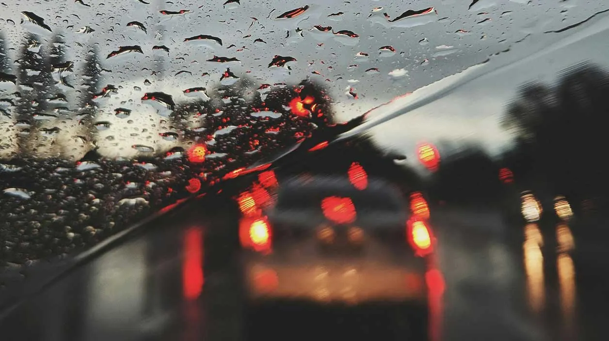 pluie sur un pare-brise