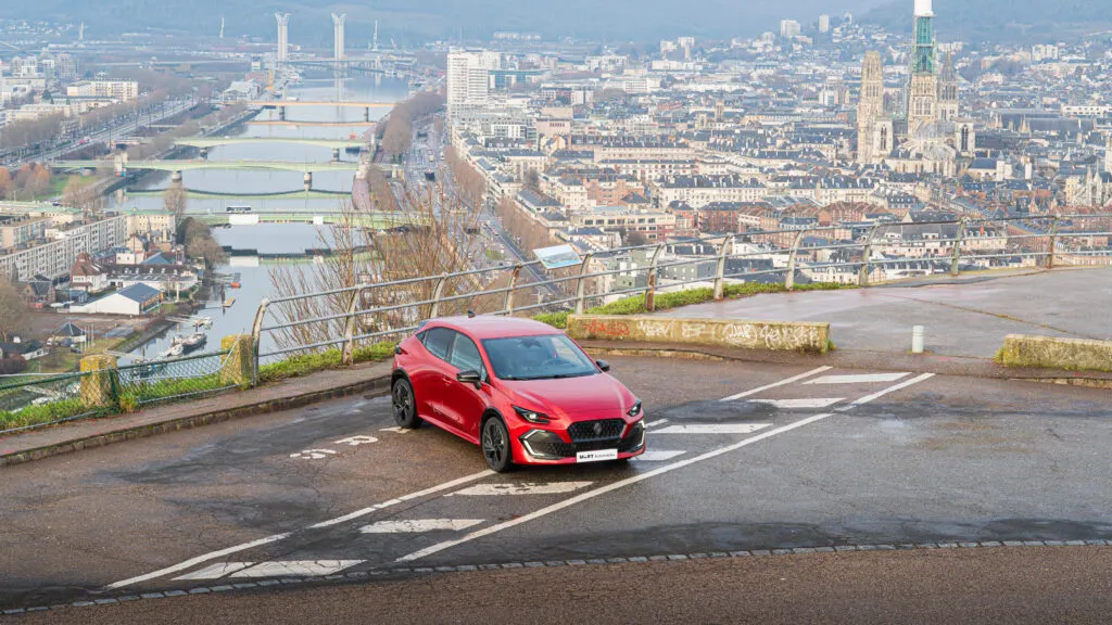Renault Clio 6 avec des motorisations variées : moteur full hybrid, versions essence et GPL