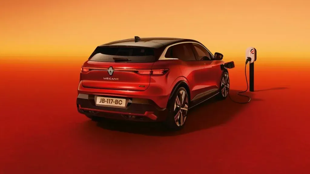 Voiture megane e-tech agrée et branchée à une borne électrique