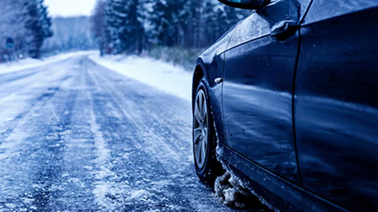 Voiture sur une route verglacée et qu'il faut protéger du froid 