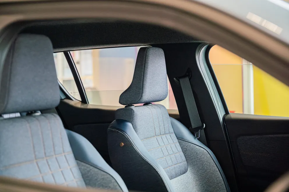 L’habitacle reprend l’essence des 4L avec des matériaux recyclés et un système de rangement malin