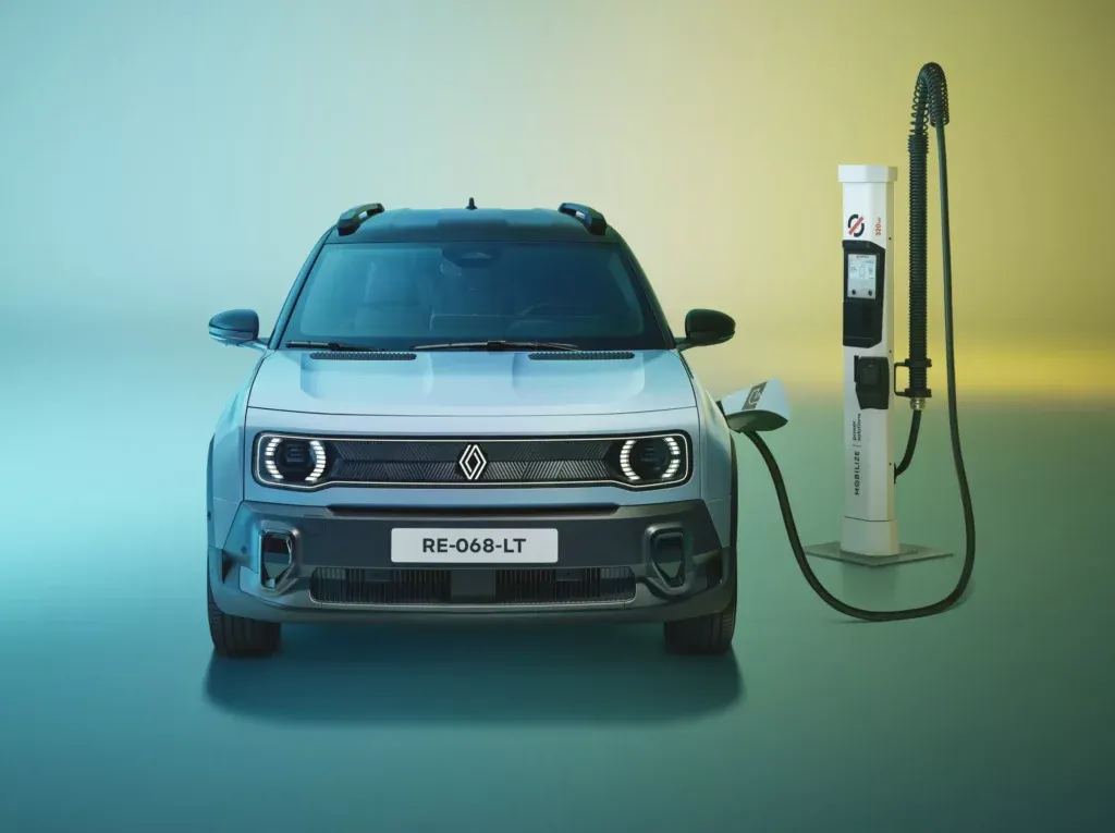 Renault R4 E-Tech 100 % électrique en recharge avec une borne électrique spécifique