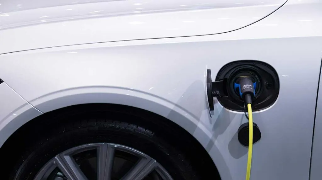 Une voiture électrique branchée