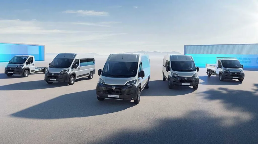 Une flotte d'utilitaires Peugeot avec plusieurs modèles