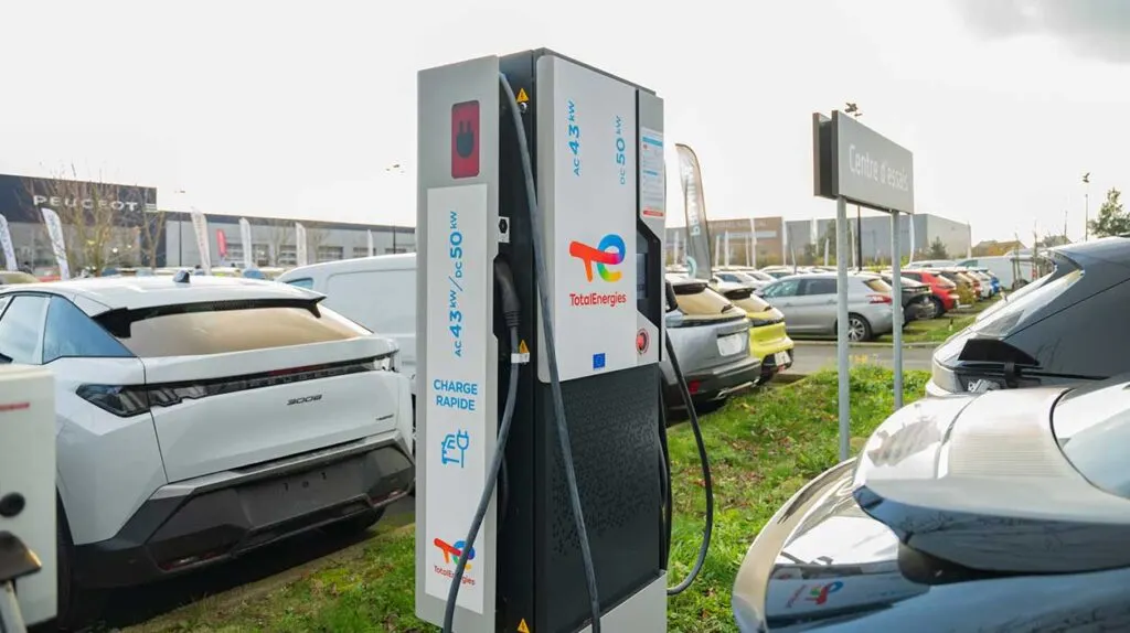 Une borne électrique de recharge pour une voiture dans un parc mary automobiles