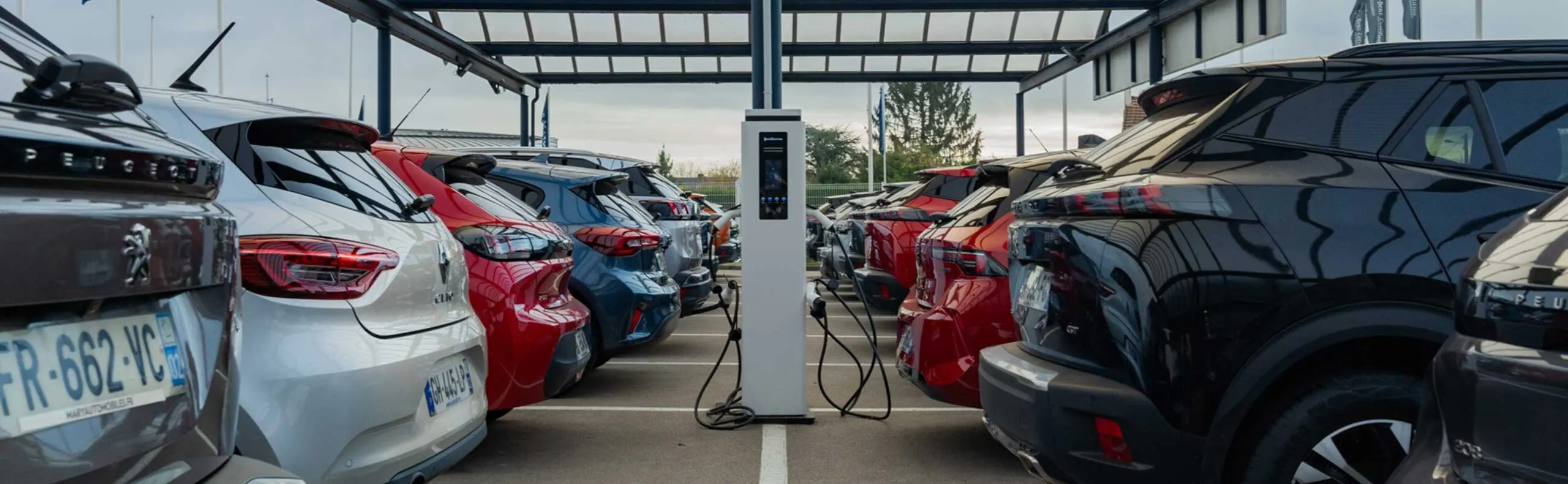 Une borne de recharge électrique dans un parc automobile