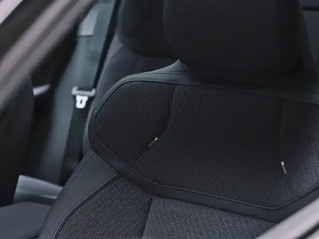 Intérieur minimaliste et haut de gamme avec matériaux naturels et teintes variées