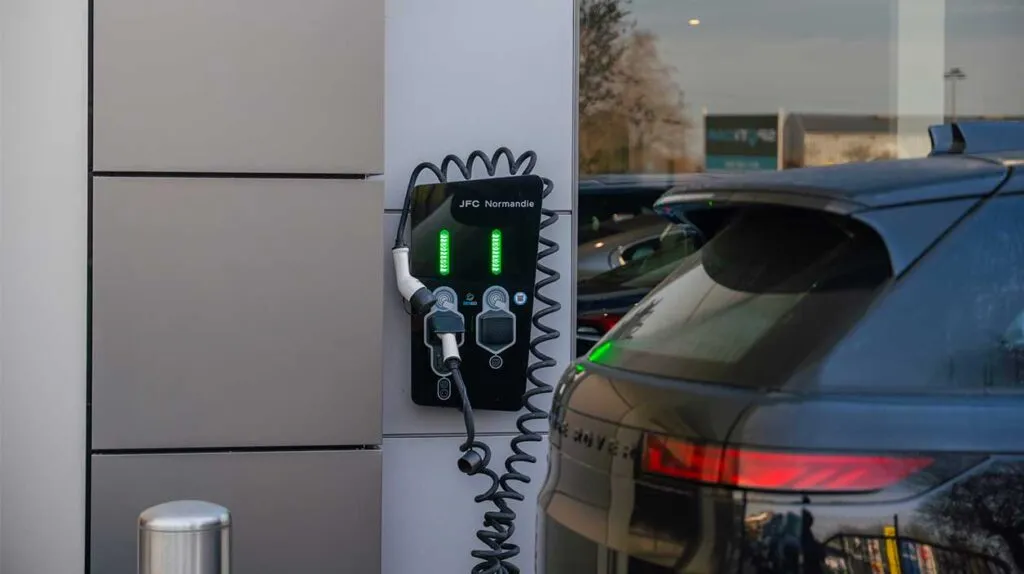 Une borne de recharge dans une concession