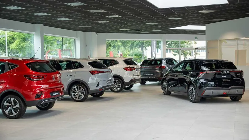 Concession de la marque MG avec de beaux modèles garés en bataille de démonstration