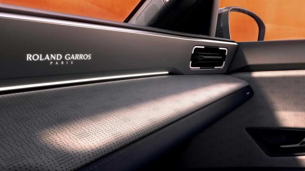 Détail du nom Roland Garros présent sur la portière de la voiture