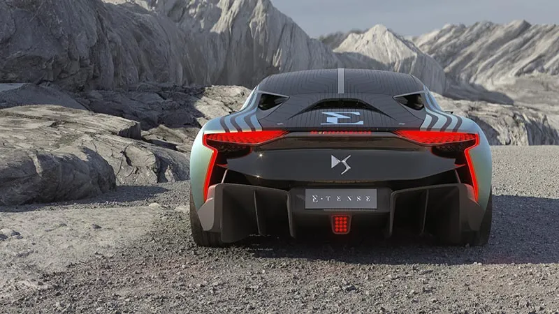 Vue arrière de l'E-tense de DS dans un décor montagneux
