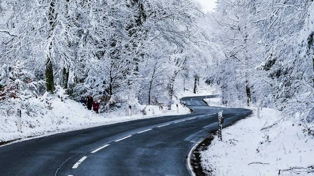 top 5 bonnes pratiques conduire en hiver paysage enneigé