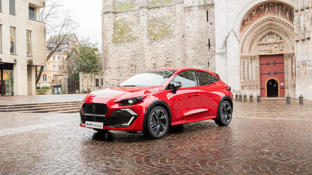 vue de devant de la clio 6 avec en arrière plan la cathédrale de rouen