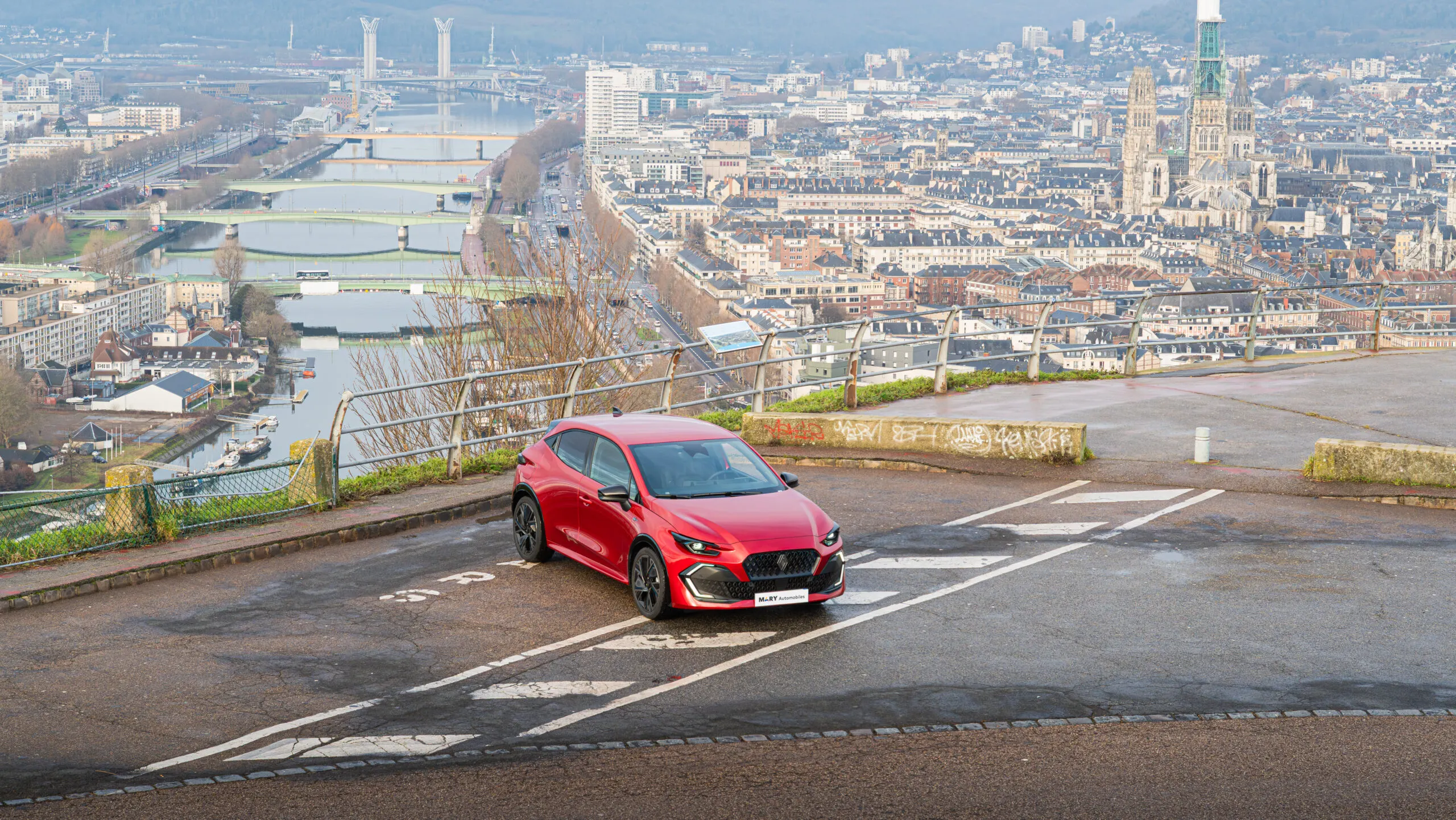Vue de la nouvelle Clio 6 avec la ville de Rouen en arrière plan