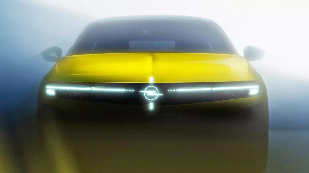 Vue de face avec le logo illuminé de la nouvelle opel astra restylée 2026