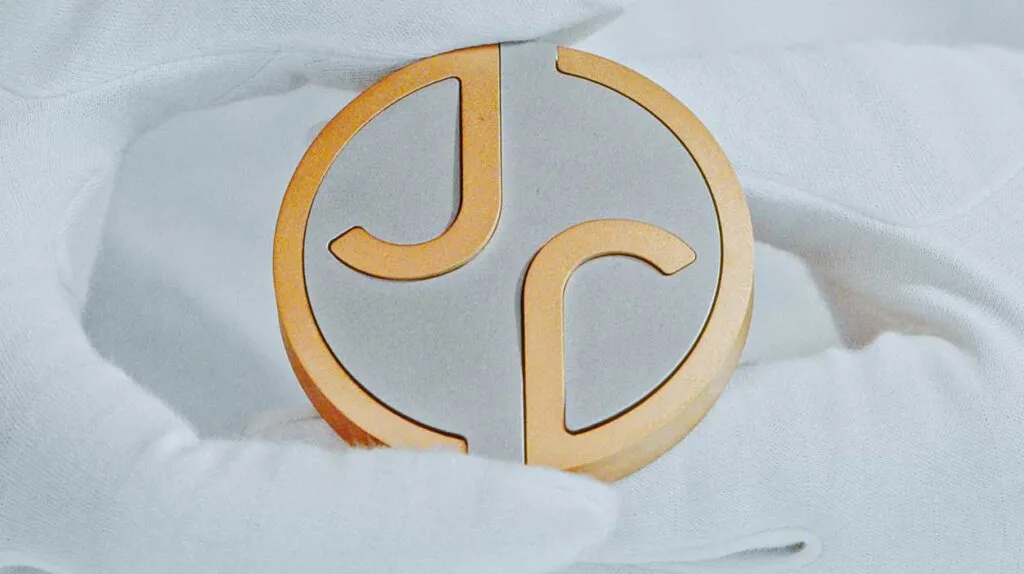 Nouveau logo de la marque à la façon d'un écusson