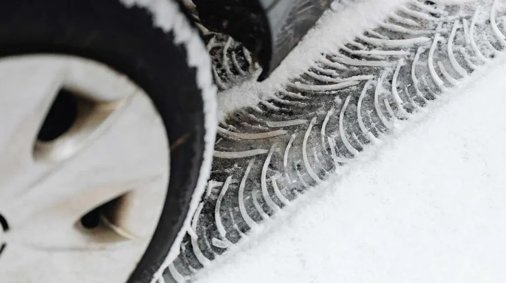 Traces de pneus sur une route pleine de neige