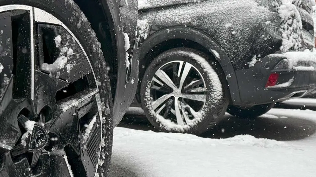 Pneu de voitures électriques sous la neige