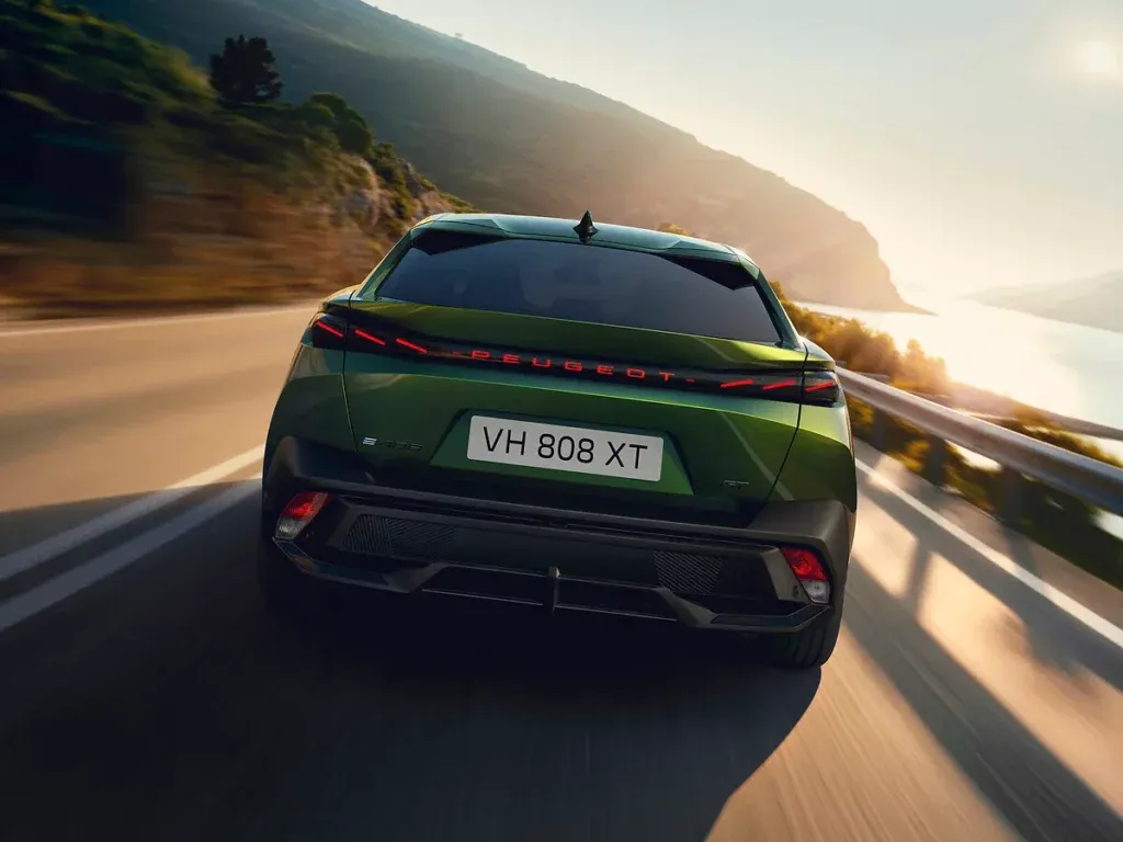 Design arrière de la Nouvelle Peugeot 408 avec sa silhouette fastback élancée