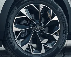 DS 3 Crossback édition Louvre pneus