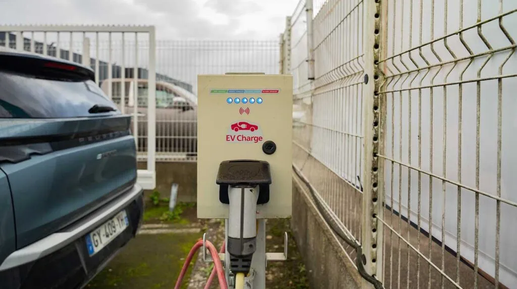 Une borne de recharge dans un parc automobile d'une concession