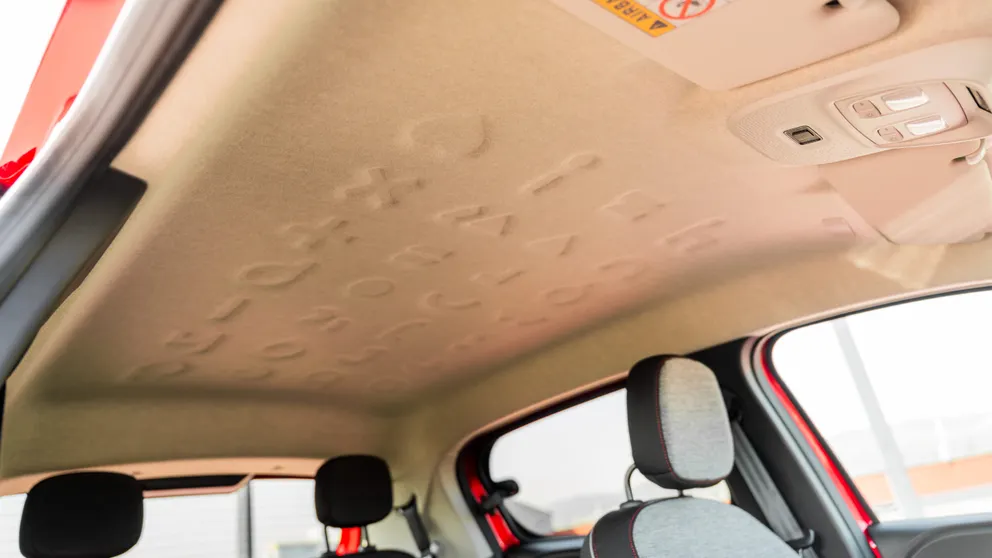 Alphabet graphique exclusif dans l’habitacle et sur certains éléments extérieurs