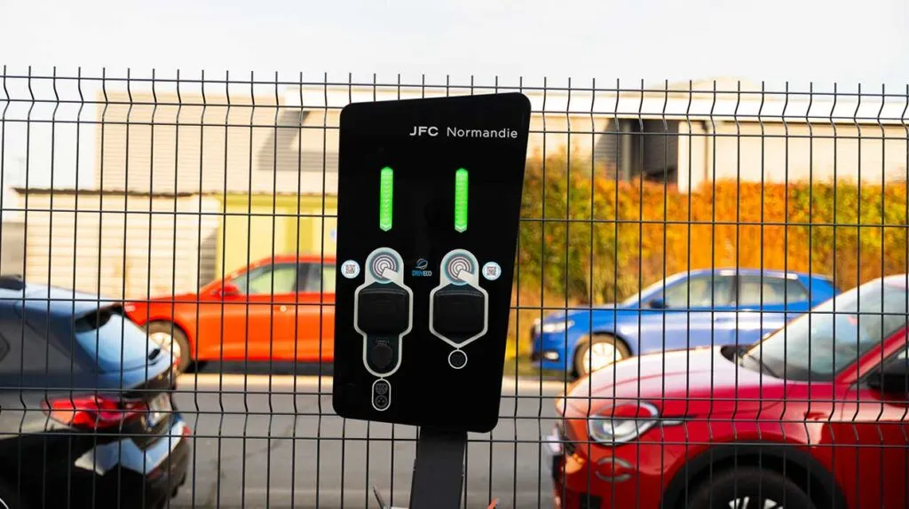 Une borne de recharge électrique dans une concession