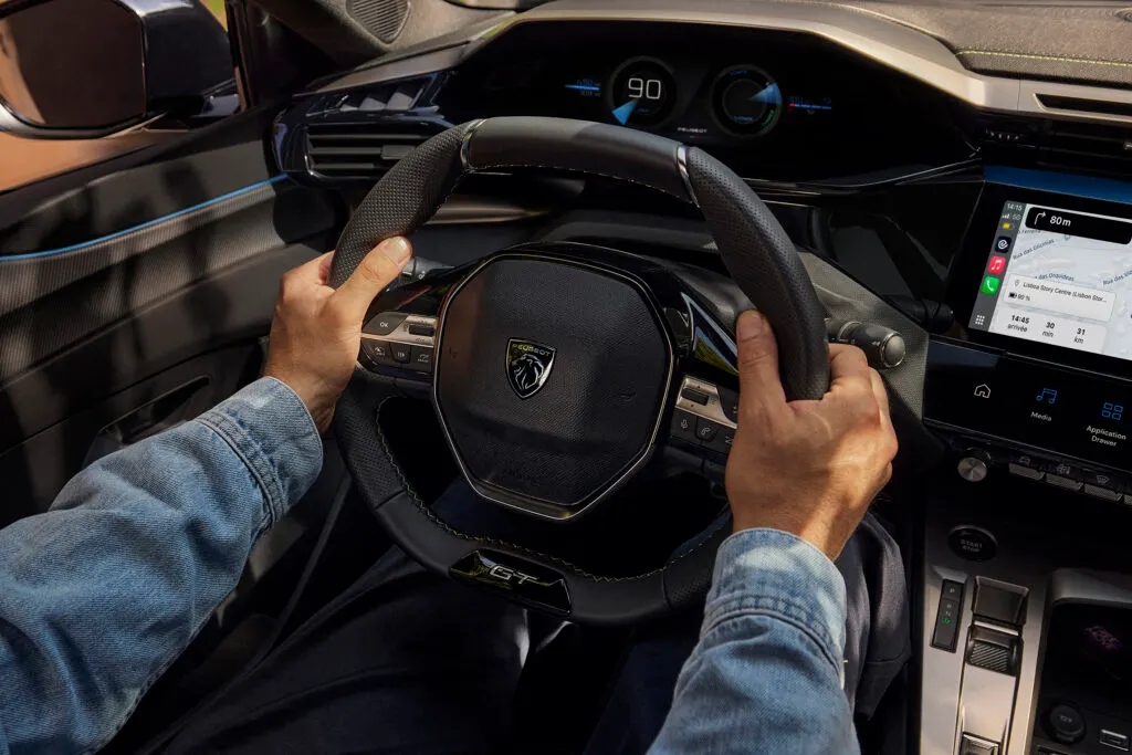 Mains sur le volant d'un conducteur de la nouvelle 308 et 308 SW 2025