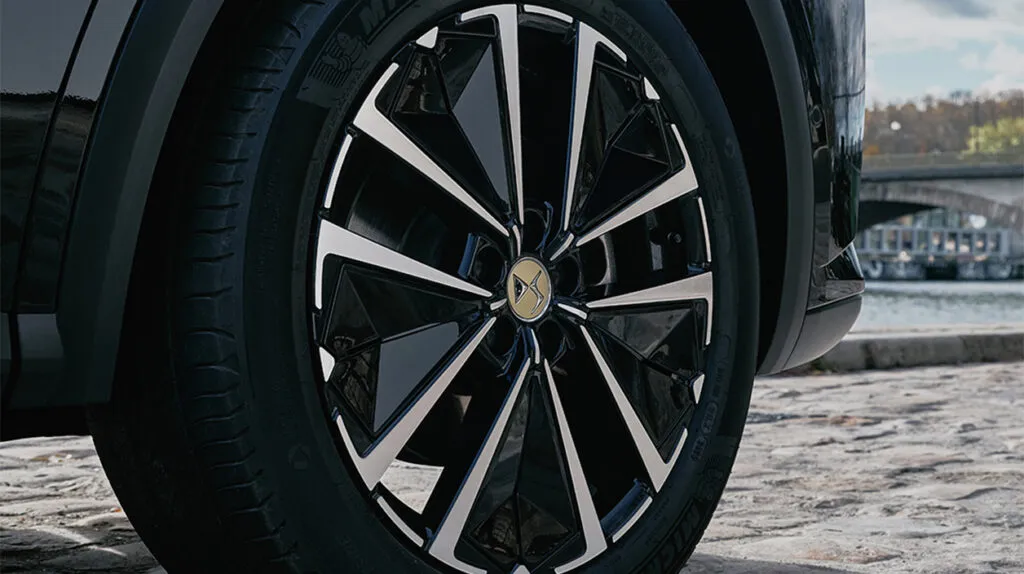 DS 7 édition france en extérieur détail de la roue