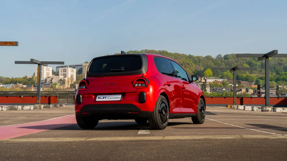 Arrière modernisé : lunette et feux arrondis