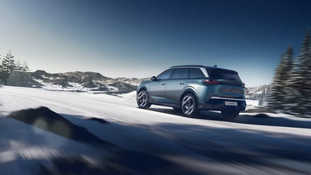 Nouveau Peugeot 5008 sous la neige : une voiture familiale 2026 de référence