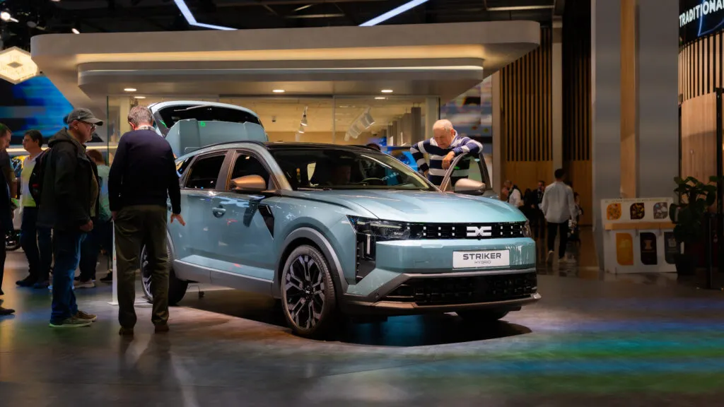Dacia Striker hybrid au Mondial de l'Auto