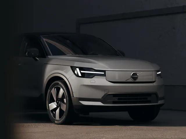 Volvo 40 gris dans la pénombre