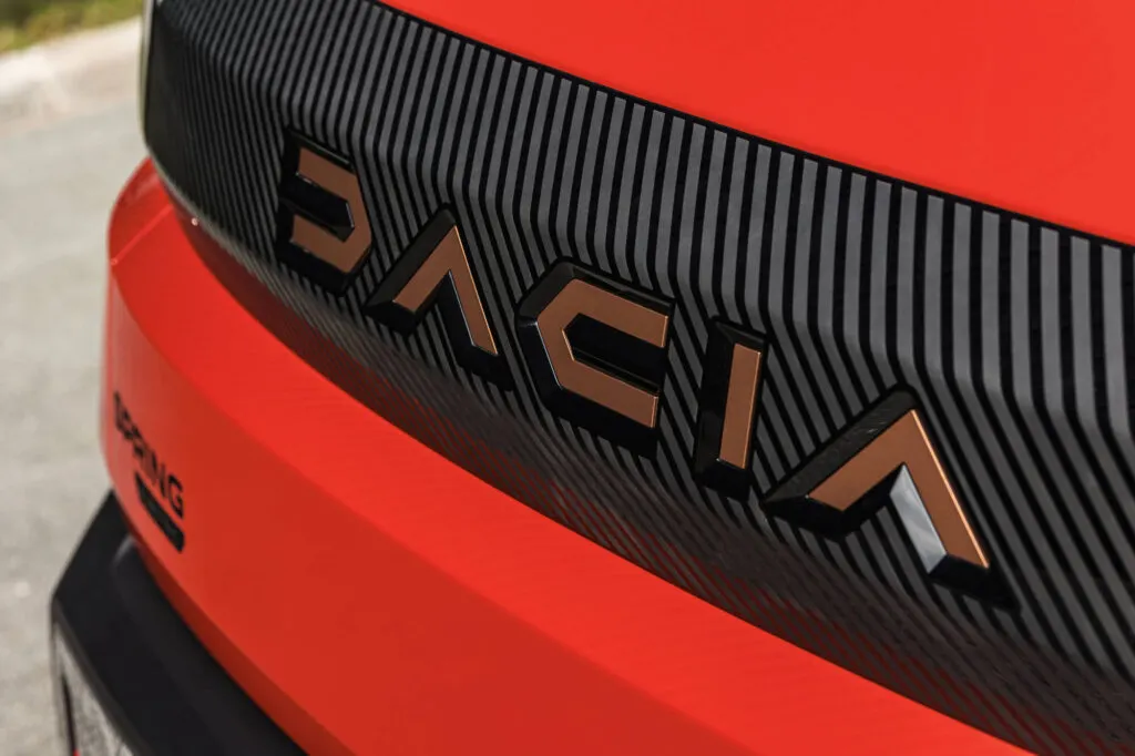 Logo Dacia sur une Dacia Spring