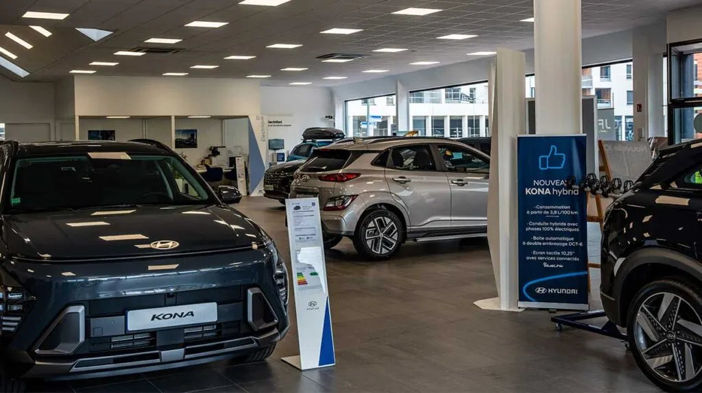 Photo d'une concession Hyundai de Mary Automobiles avec des véhicules de démonstration