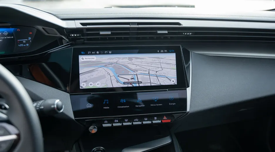 Peugeot 408 design intérieur tableau de bord