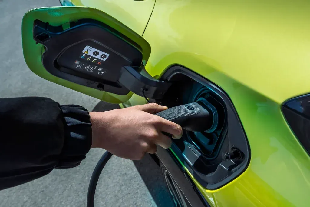 Homme qui recharge la E-208 de Peugeot avec un pistolet