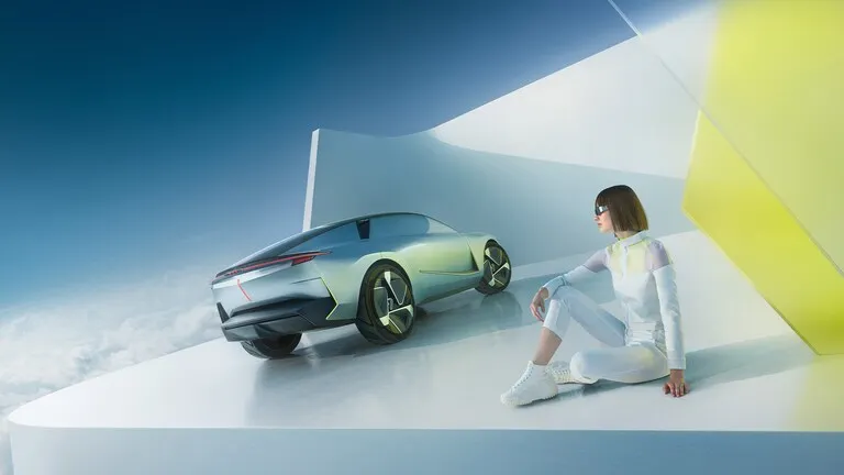 Un visuel de Opel Experimental en fond avec un mannequin