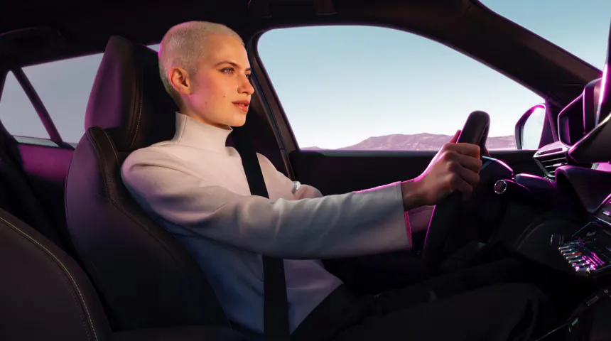 Une femme qui conduit. Publicité pour l'offre Peugeot Satisfait ou Echangé