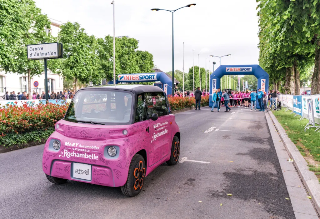 La Petite AMI Rose défile dans les rues de Caen lors de la course de La Rochambelle en 2024