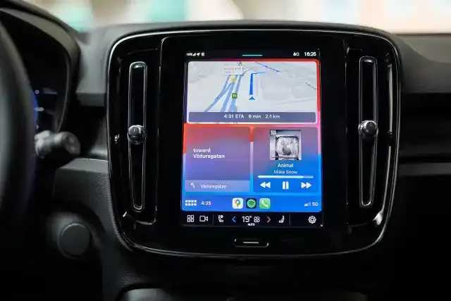 Éclairage d’ambiance soigné et interfaces digitales intuitives